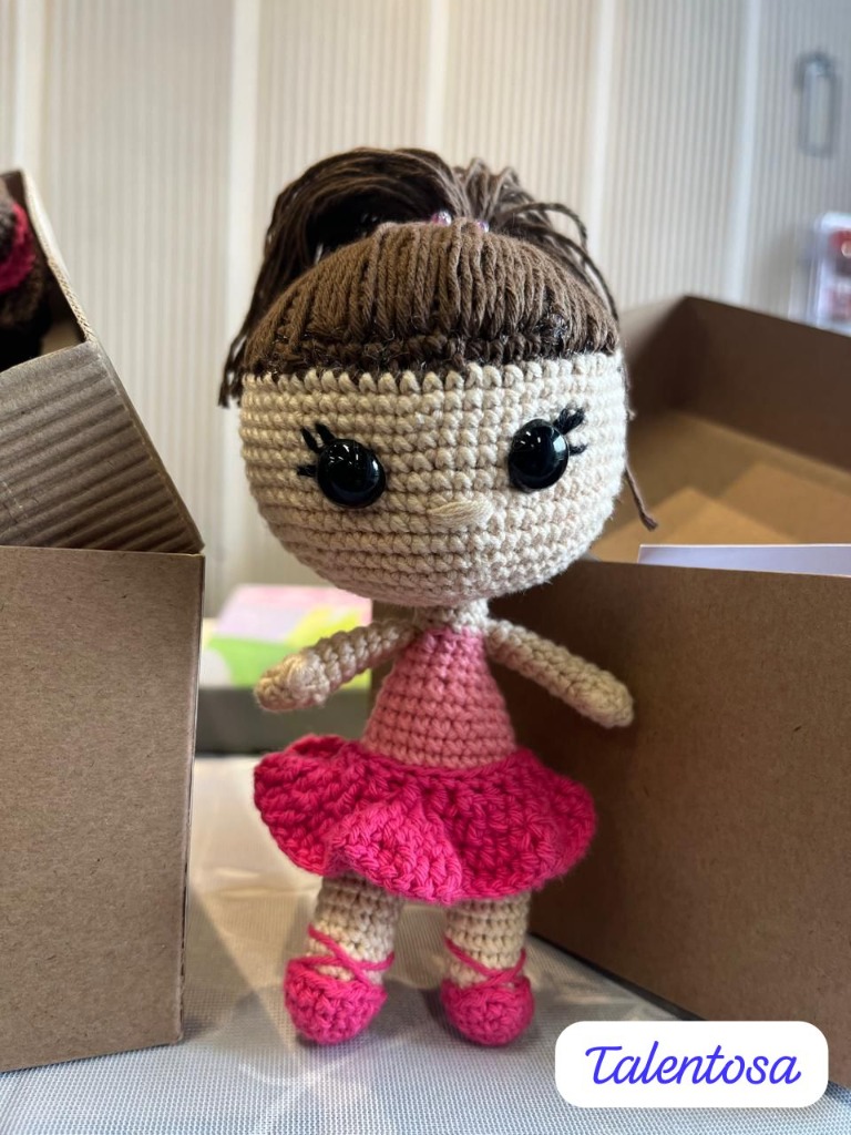 Muñeca Amigurumi "Talentosa"